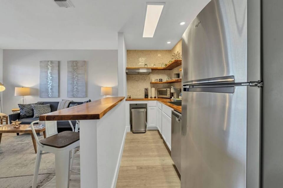 Large kitchen with many appliances!