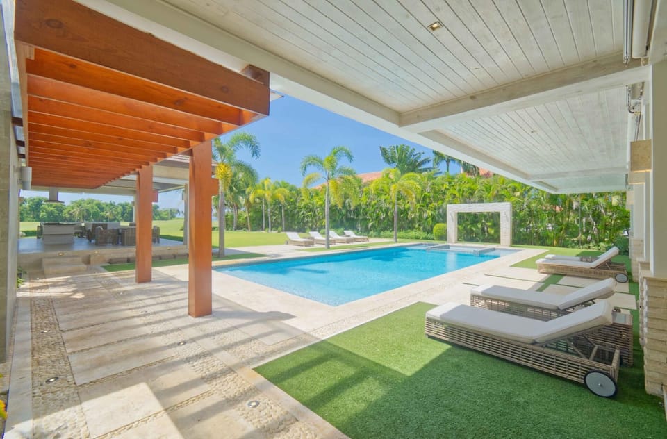 Arrecife 26 - Modern villa with ocean view and service staff (3752)