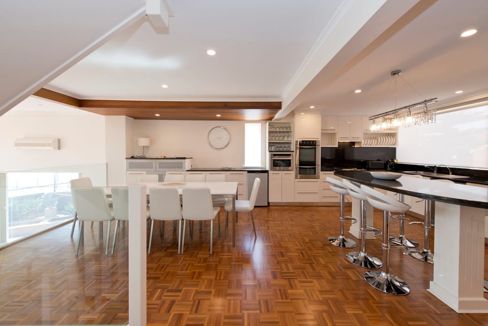 Bay Sunsets, Elite Accommodation, Glenelg, Beach House, Ocean View, Free Parking, Free Wifi