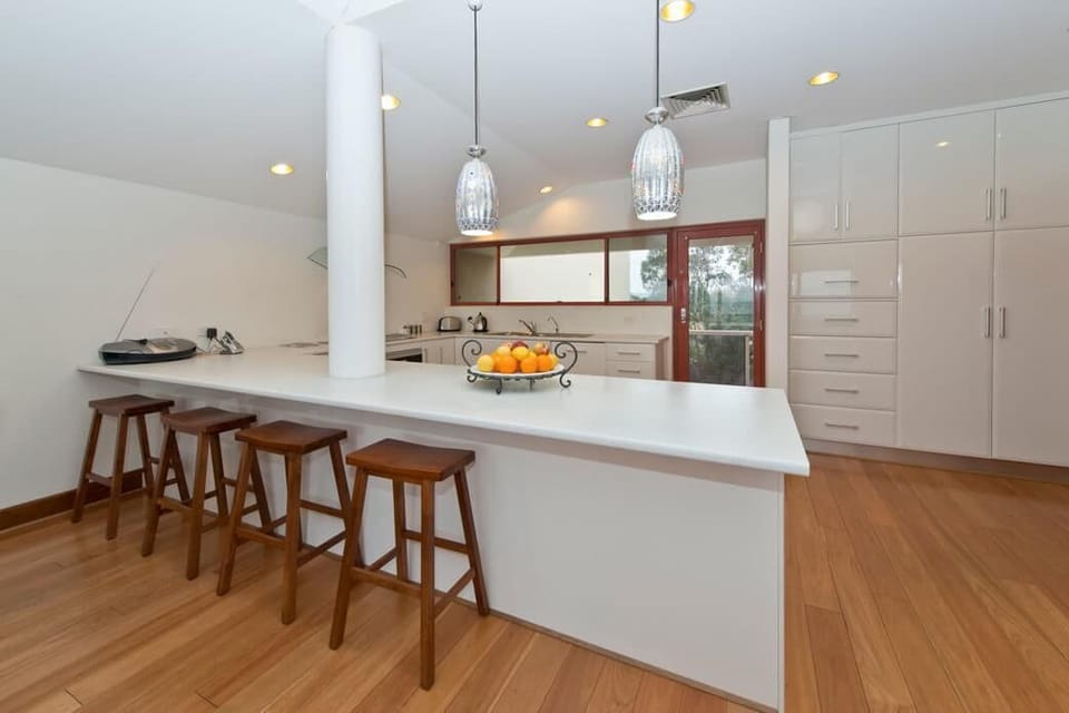Kitchen - breakfast bar and fully equipt kitchen
