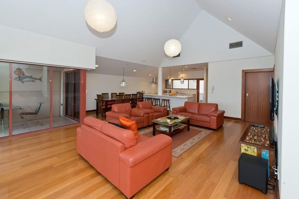 Open Plan living and water views. Smart TV