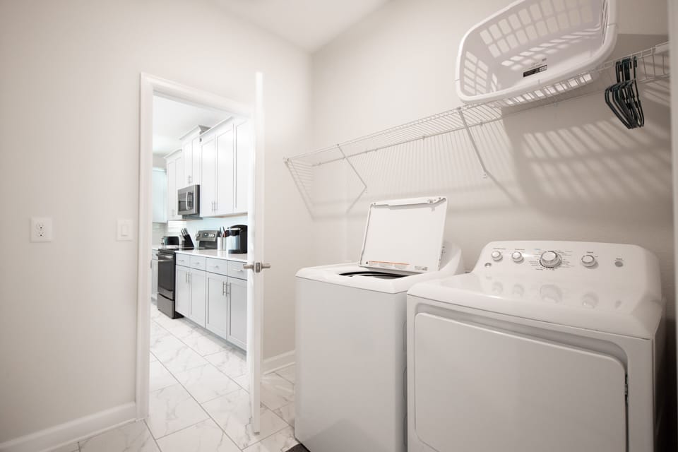 House, 5 Bedrooms | Laundry