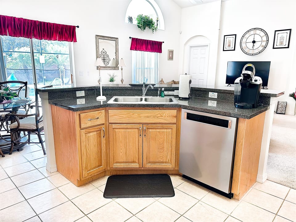 House, 4 Bedrooms | Private kitchen | Coffee/tea maker, fridge, oven, toaster