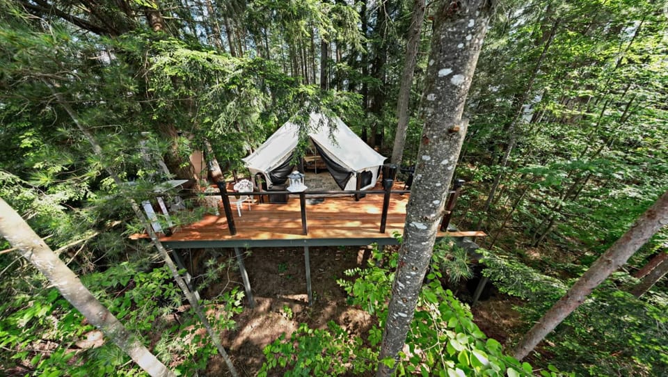With a view over Brantingham Lake the Glamping tent is surrounded by nature and has its own private dock directly in front.
