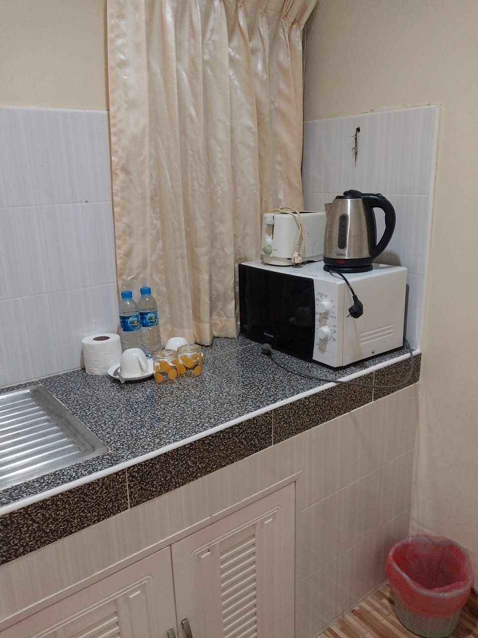 Basic Studio | Desk, free WiFi