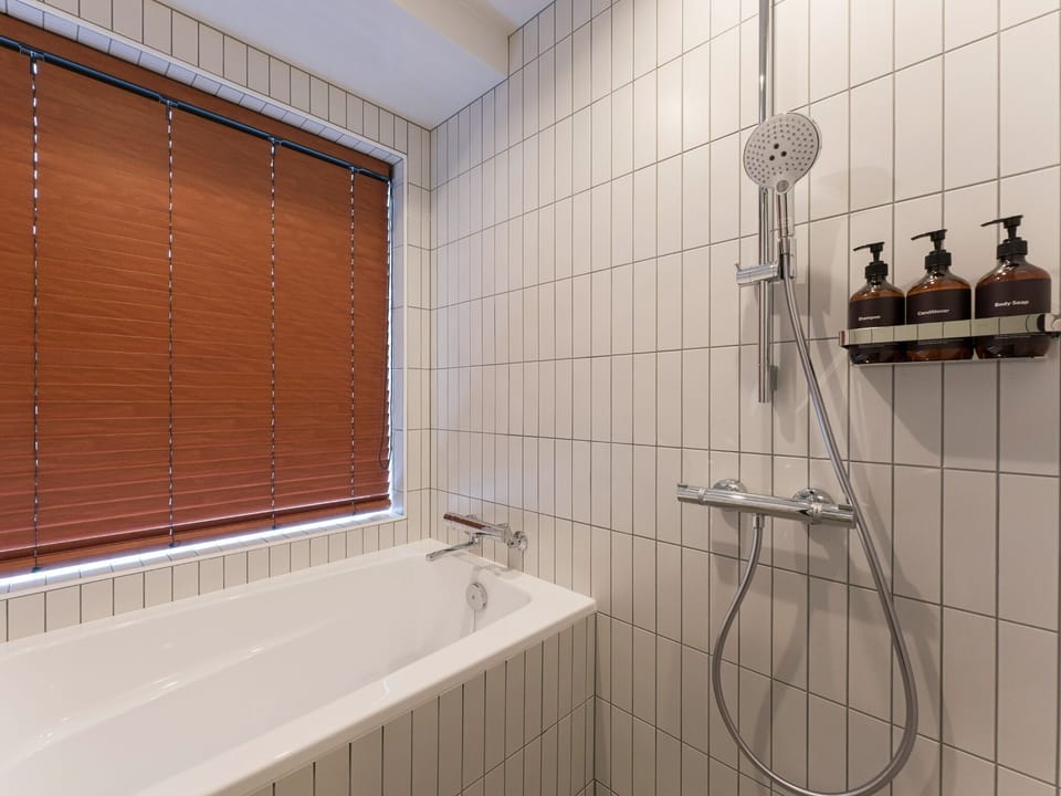 [Twin room with bathtub] Bathroom (with bathtub and shower) *This is not a hot spring