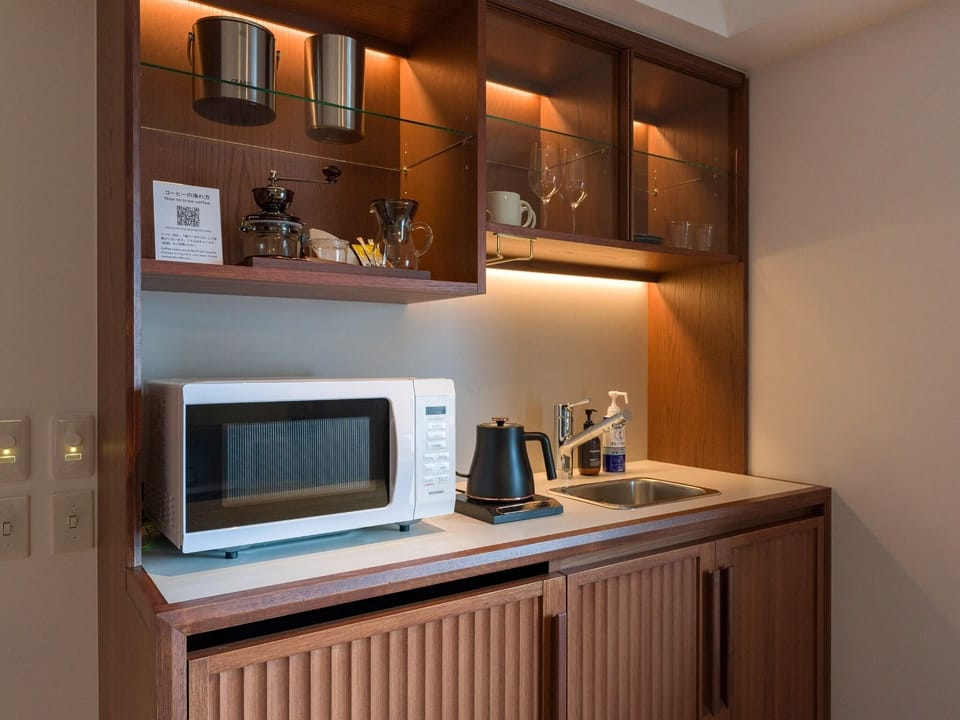 [Dog-friendly room] Equipped with home appliances such as a microwave oven and an electric kettle, and a coffee grinder