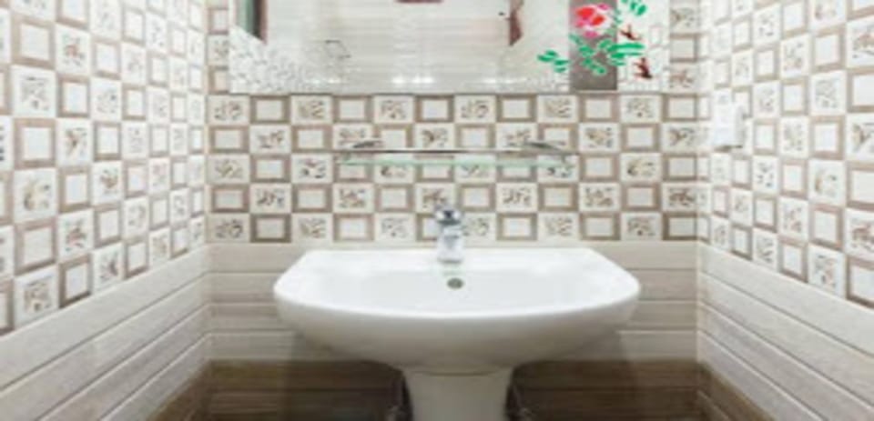 Deluxe Single Room | Bathroom | Shower, rainfall showerhead, towels, soap