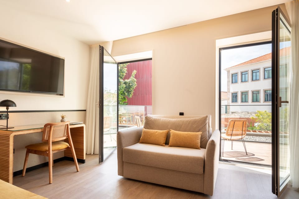 Suite | Minibar, in-room safe, laptop workspace, blackout drapes
