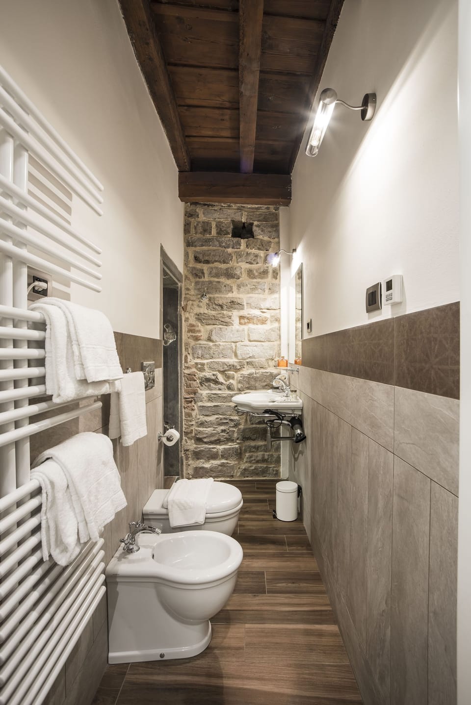 Triple Room | Bathroom | Shower, free toiletries, hair dryer, slippers