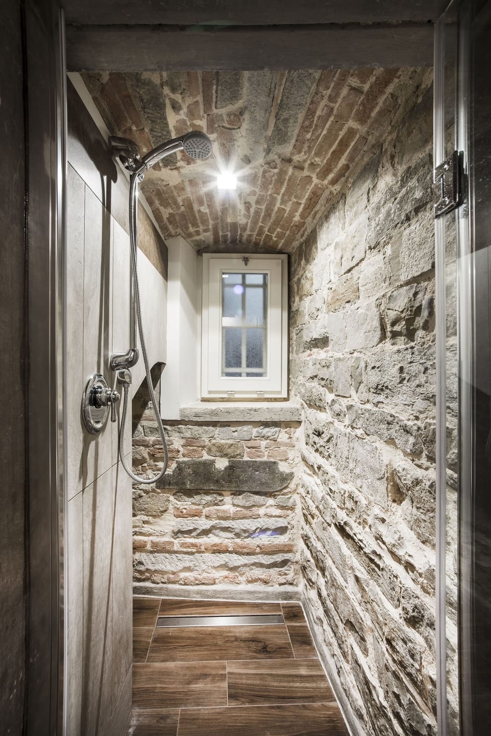Triple Room | Bathroom | Shower, free toiletries, hair dryer, slippers