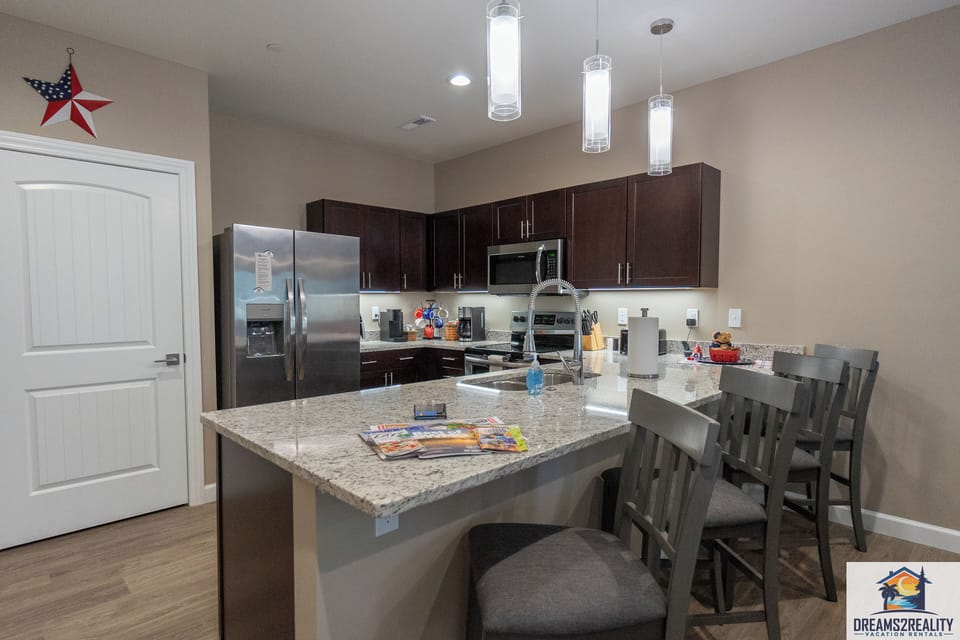 Kitchen and Breakfast Bar