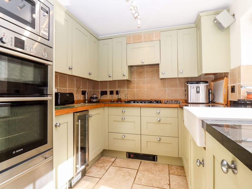 Fridge, dishwasher, cookware/dishes/utensils