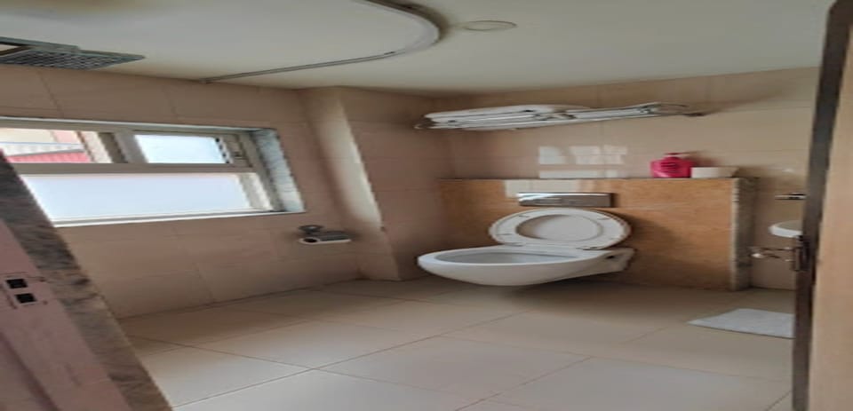 Single Room | Bathroom | Shower, rainfall showerhead, towels, soap