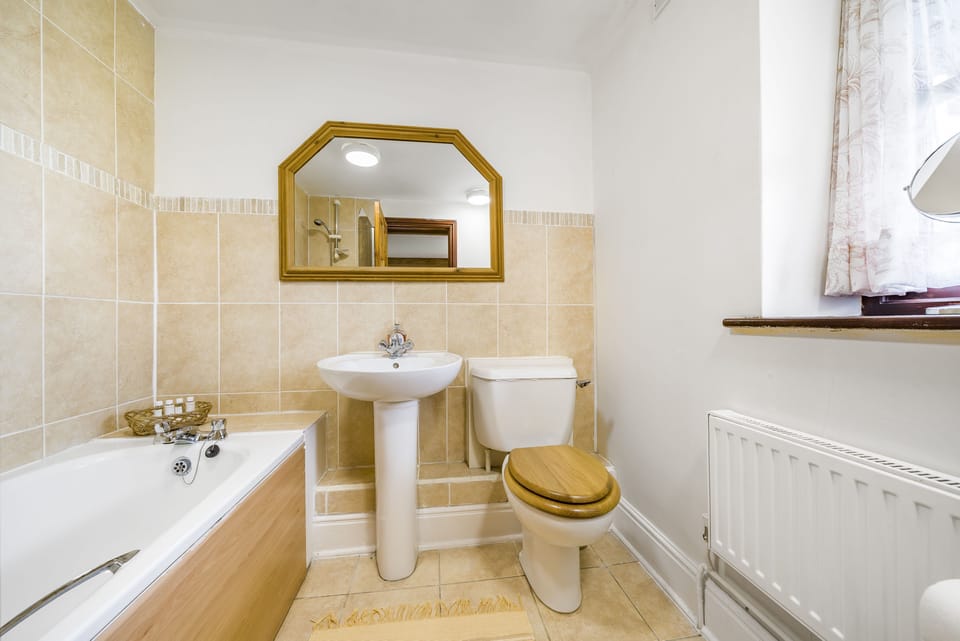 The Old Piggeries, Burton Bradstock: Bedroom one's en-suite bathroom, with hand basin, over-head shower and WC.