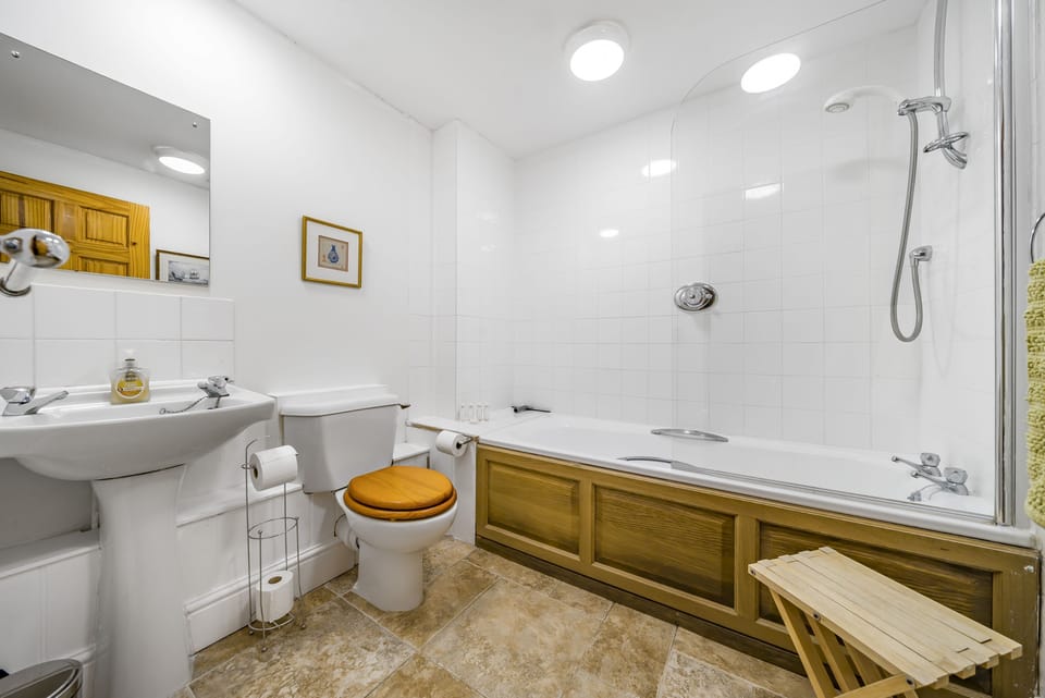 The Old Piggeries, Burton Bradstock: Ground floor bathroom, with bath, over-head shower, hand basin and WC
