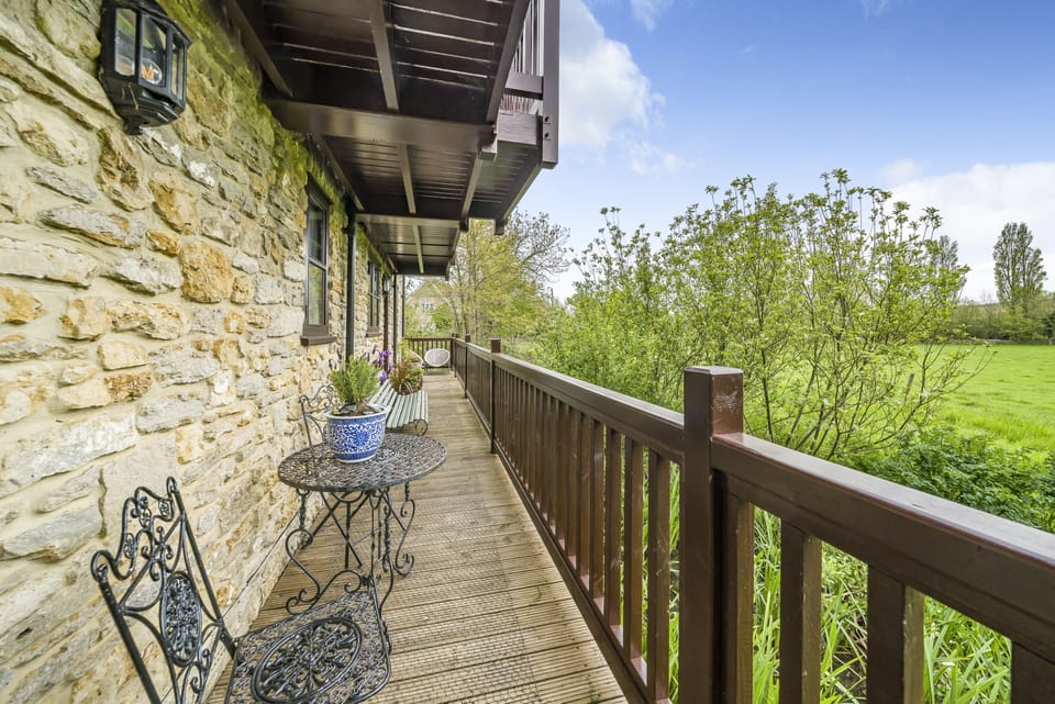 The Old Piggeries, Burton Bradstock: The ground floor balcony sheltered by the balcony above