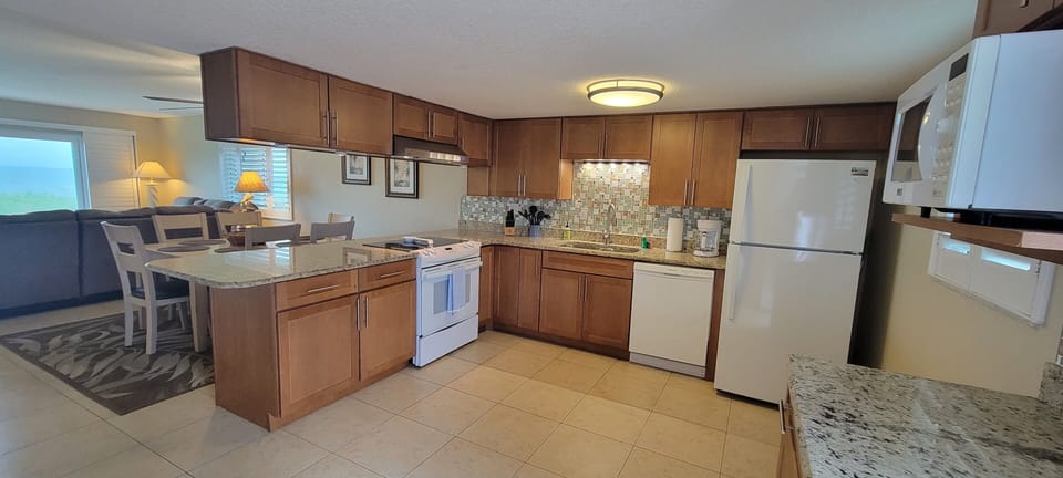 Kitchen - Fully stocked kitchen with any appliance, pot or pan, you could need!