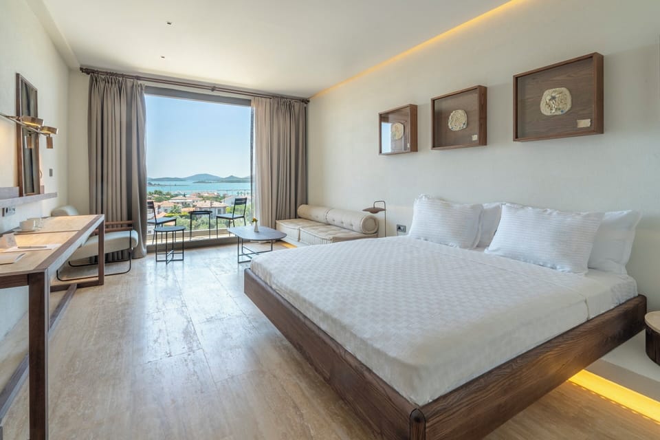 Deluxe Room, 1 King Bed, Sea View | Beach/ocean view