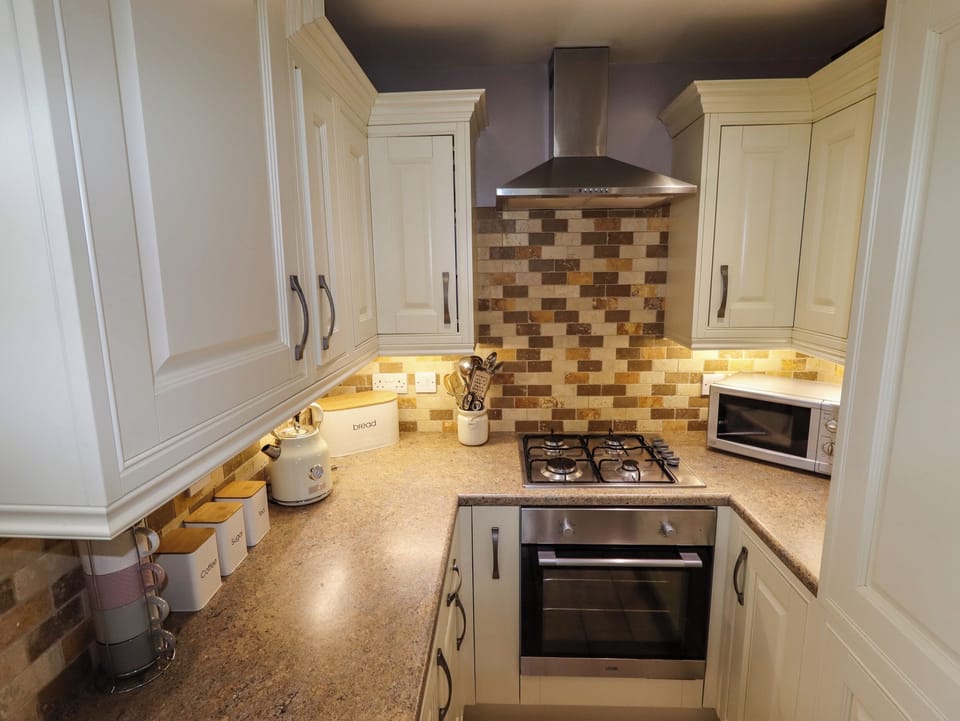 Cottage | Private kitchen | Dishwasher, cookware/dishes/utensils