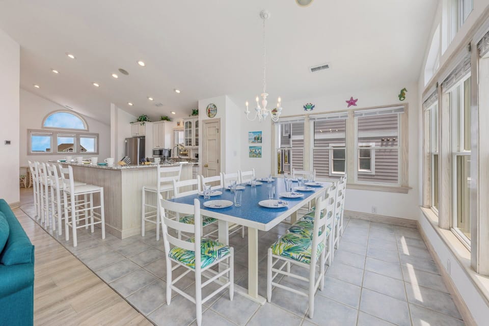 The expansive breakfast counter provides additional dining seats for 5 people, and is conveniently located next to the larger dining table.