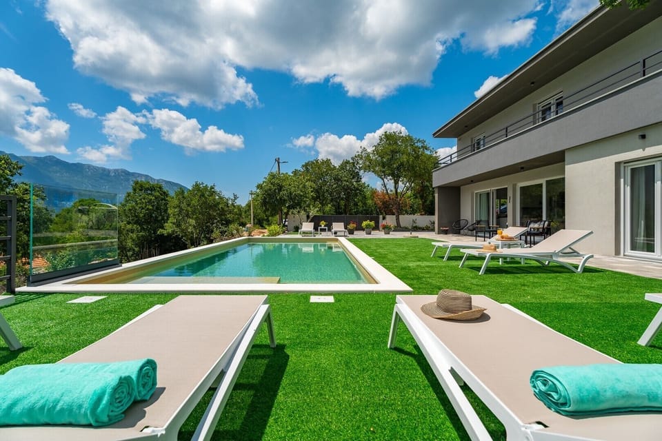  Fully air-conditioned 200sqm Villa Rose