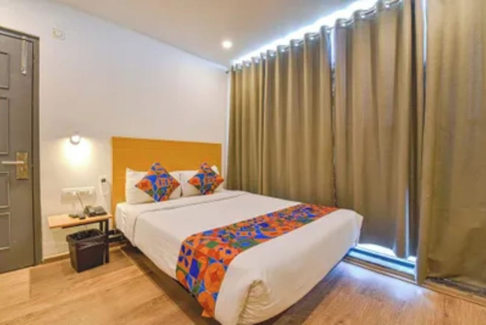 In-room safe, desk, bed sheets