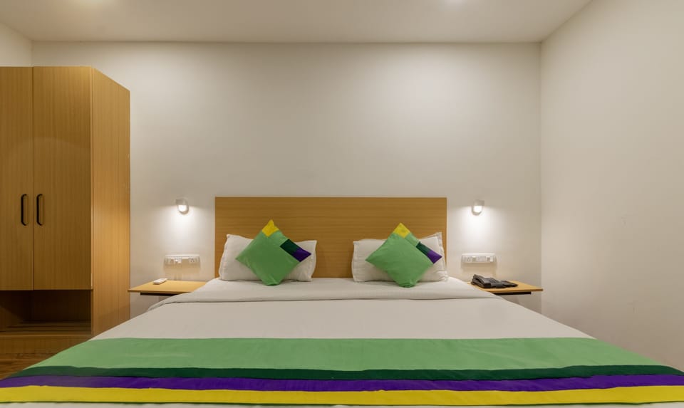 In-room safe, desk, bed sheets