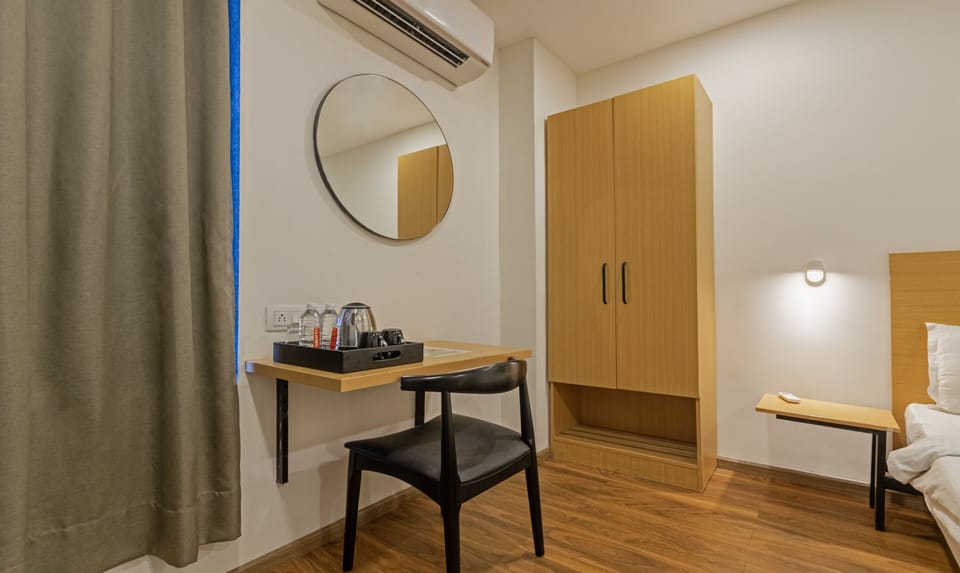 In-room safe, desk, bed sheets
