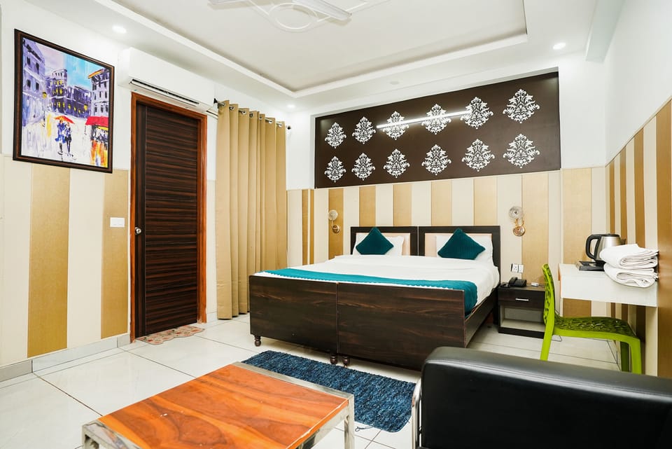 Deluxe Room | Egyptian cotton sheets, premium bedding, in-room safe, desk