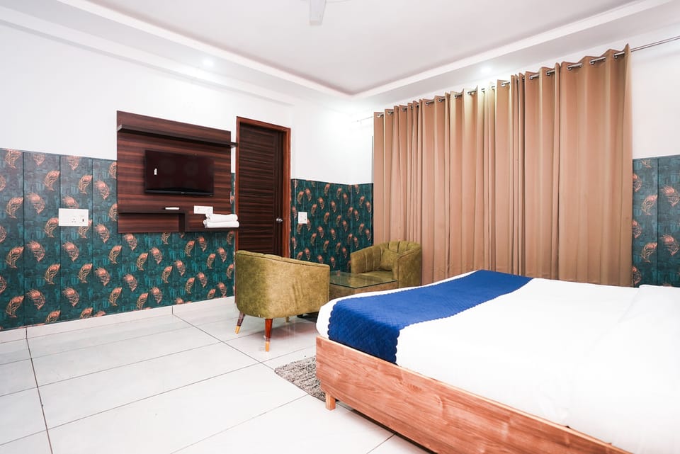 Egyptian cotton sheets, premium bedding, in-room safe, desk