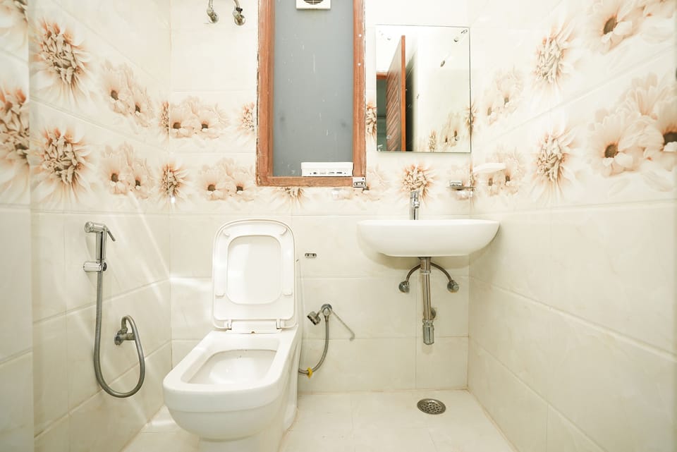 Shower, rainfall showerhead, free toiletries, towels