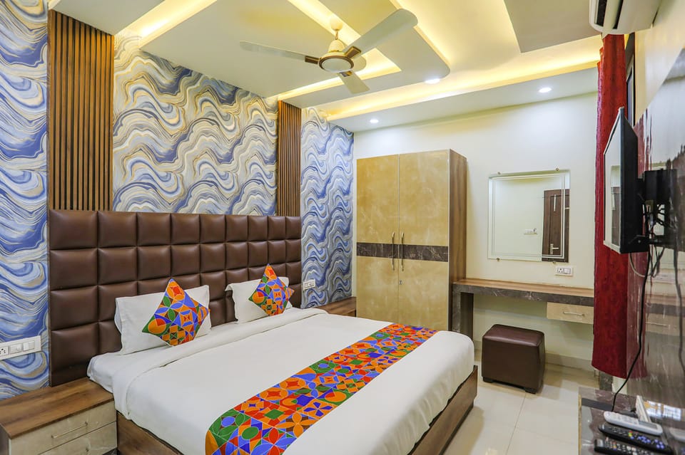 Deluxe Room | Egyptian cotton sheets, premium bedding, in-room safe, soundproofing