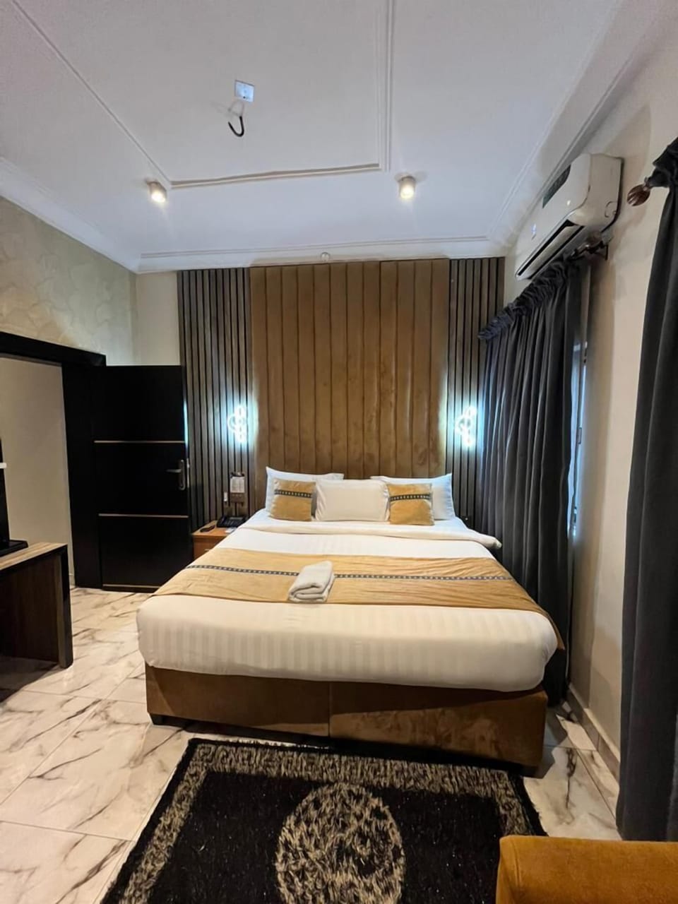 Suite | Premium bedding, down comforters, pillowtop beds, free WiFi
