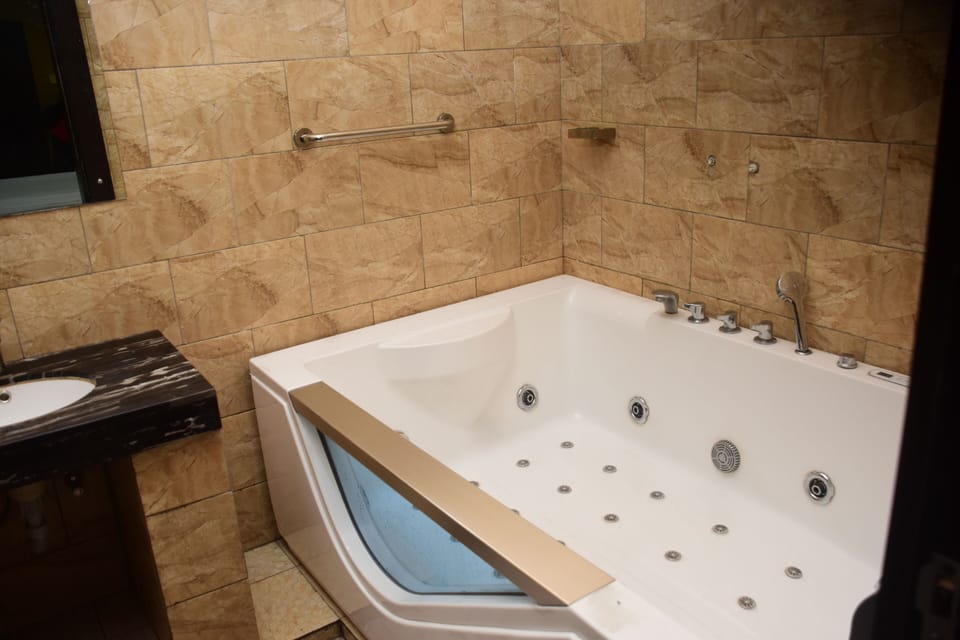 Deluxe Single Room, 1 Queen Bed | Bathroom | Shower, hydromassage showerhead, designer toiletries, bidet