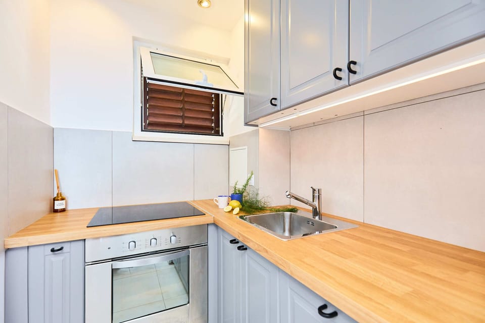 Apartment (1 Bedroom) | Private kitchen | Fridge, microwave, oven, stovetop