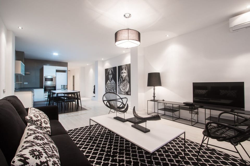 Apartamento Superior SV02 | Living area | Flat-screen TV