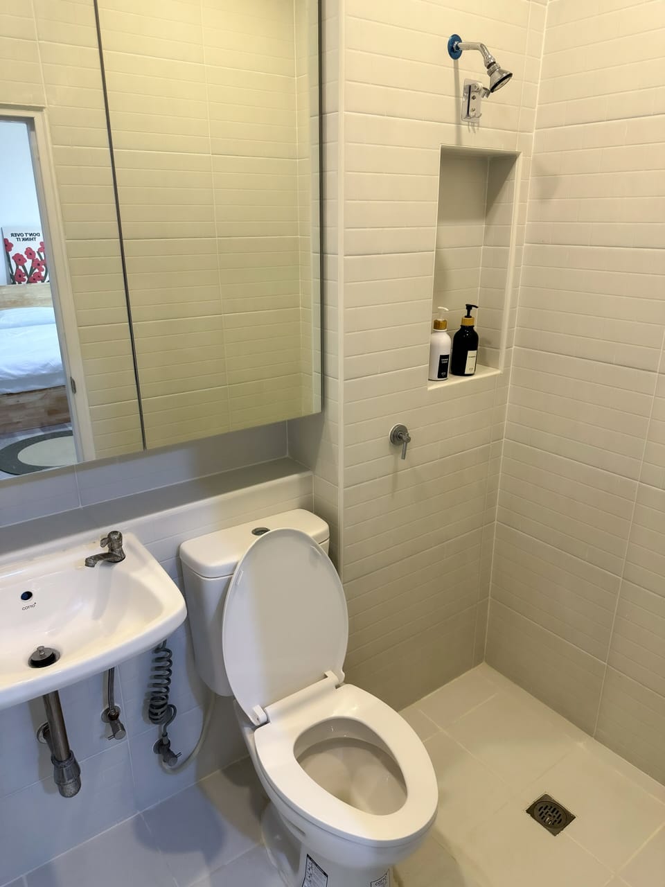 Classic Studio (1 Queen Bed) | Bathroom | Shower, rainfall showerhead, hair dryer, slippers