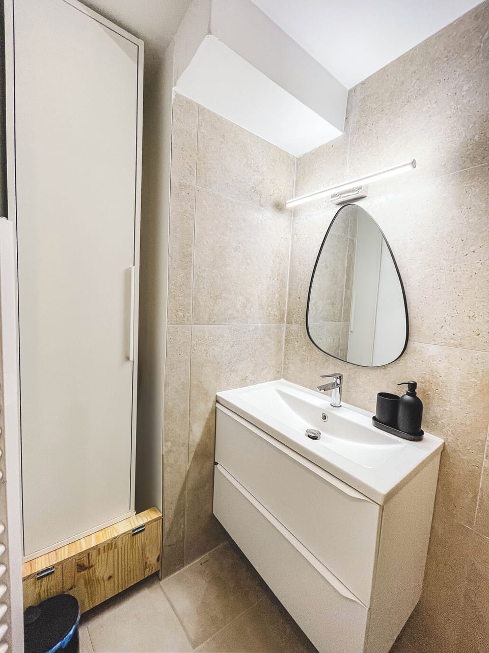 Shared bathroom cleaned daily (2)