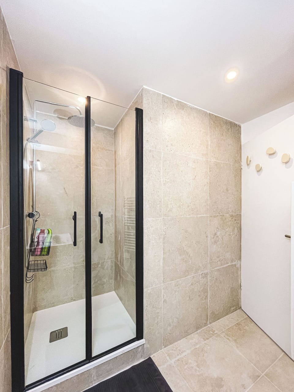Shared bathroom cleaned daily (3)
