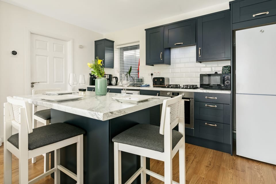 A well-equipped kitchen for slow mornings, shared meals, and everything in between.