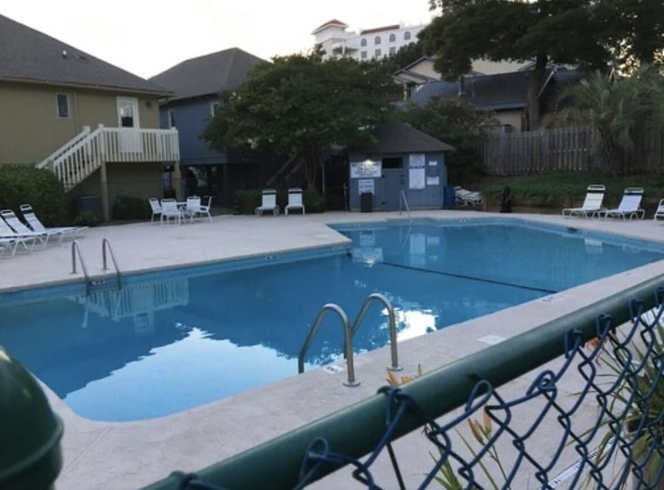 Large pool. 8ft, down off Kings Ct