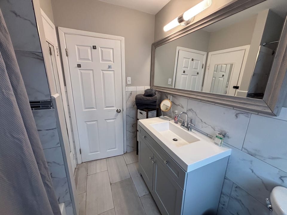 FULL BATHROOM