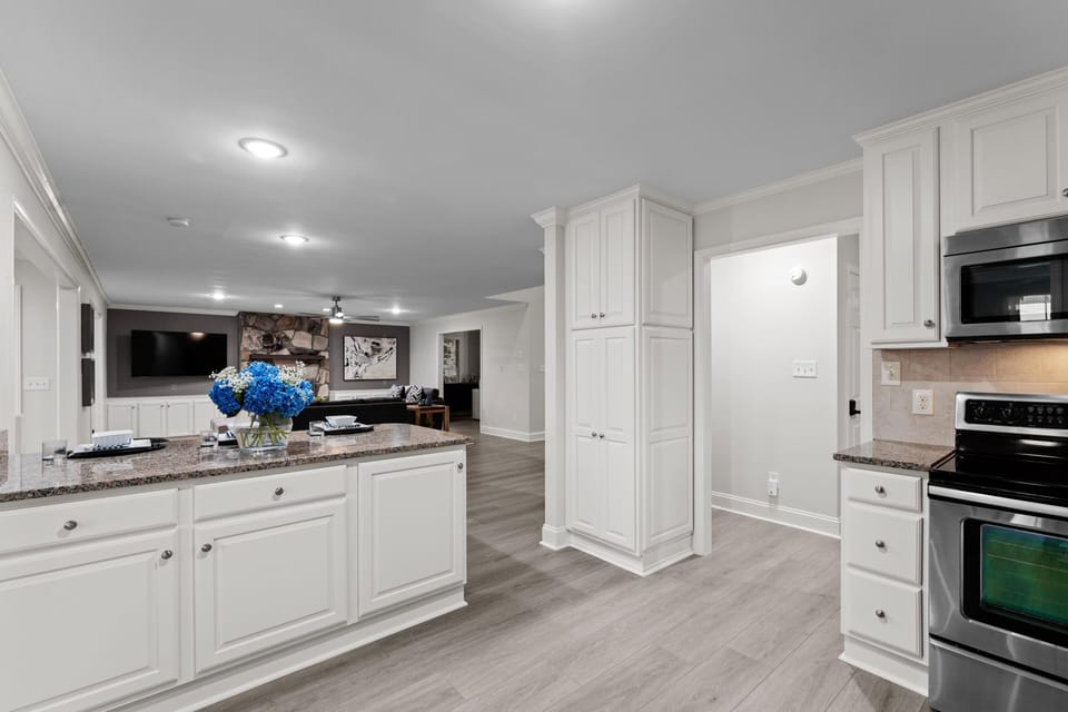 House, Multiple Beds (Hillstone Ridge) | Private kitchen | Oven, toaster