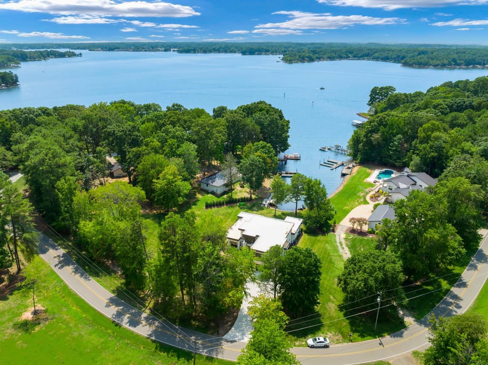 House, Multiple Beds (Shoreline on Stonemarker) | Aerial view