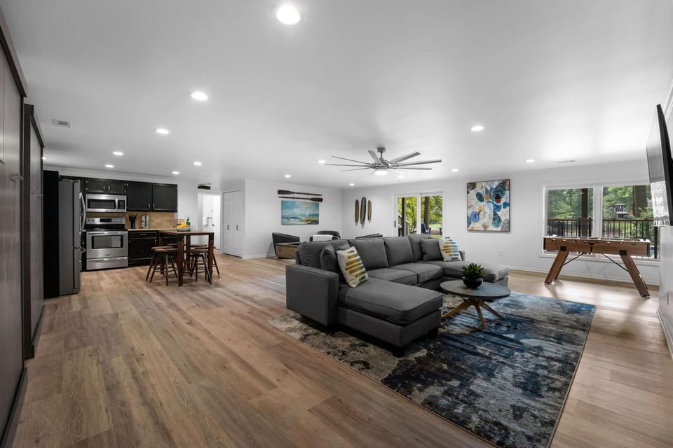 House, Multiple Beds (Queens Cove) | Living area
