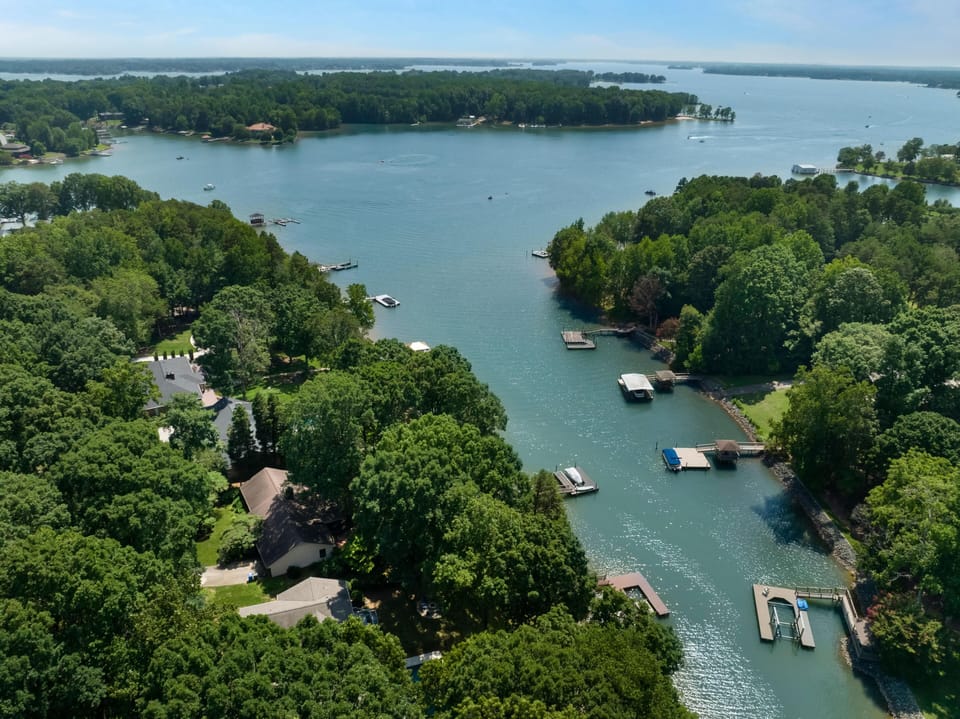 House, Multiple Beds (Queens Cove) | Aerial view
