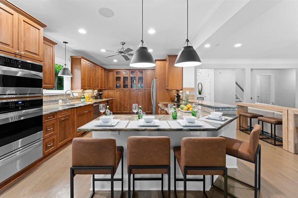 House, Multiple Beds (Grand Bay w/Hot Tub, 440' Shoreline &) | Private kitchen