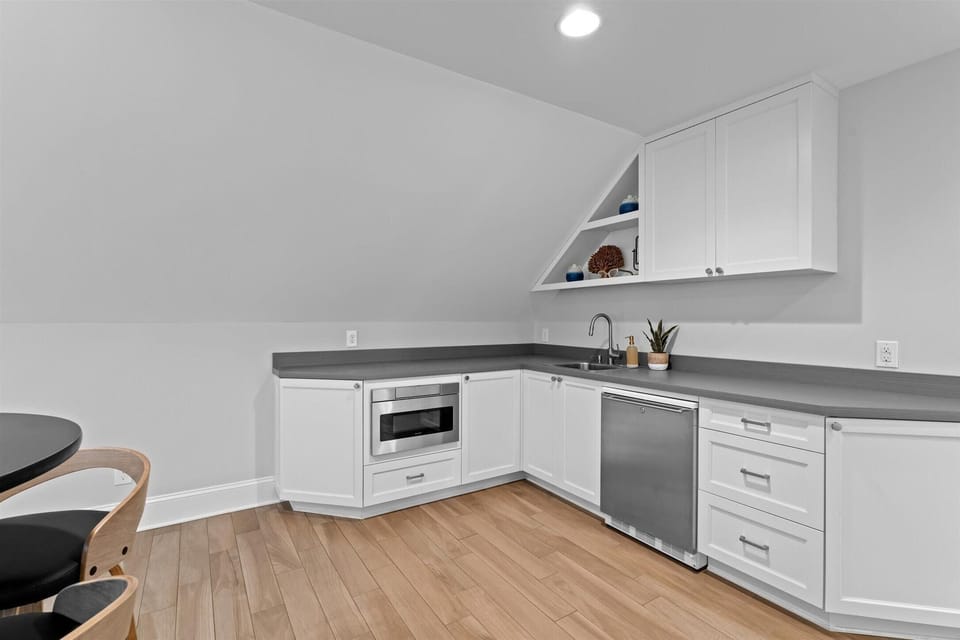 House, Multiple Beds (Grand Bay w/Hot Tub, 440' Shoreline &) | Private kitchen