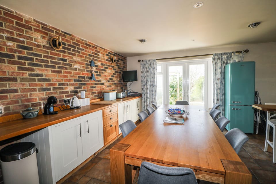 Cottage | Private kitchen | Fridge, dishwasher, electric kettle, toaster